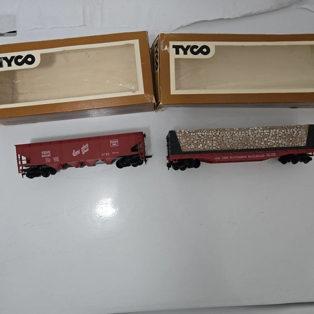 Vintage TYCO HO Scale Freight Car Lot Southern Log Car & CB&Q Hopper w/ Boxes